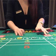 Ilustrasi permainan slot dan taruhan olahraga di megadewa88